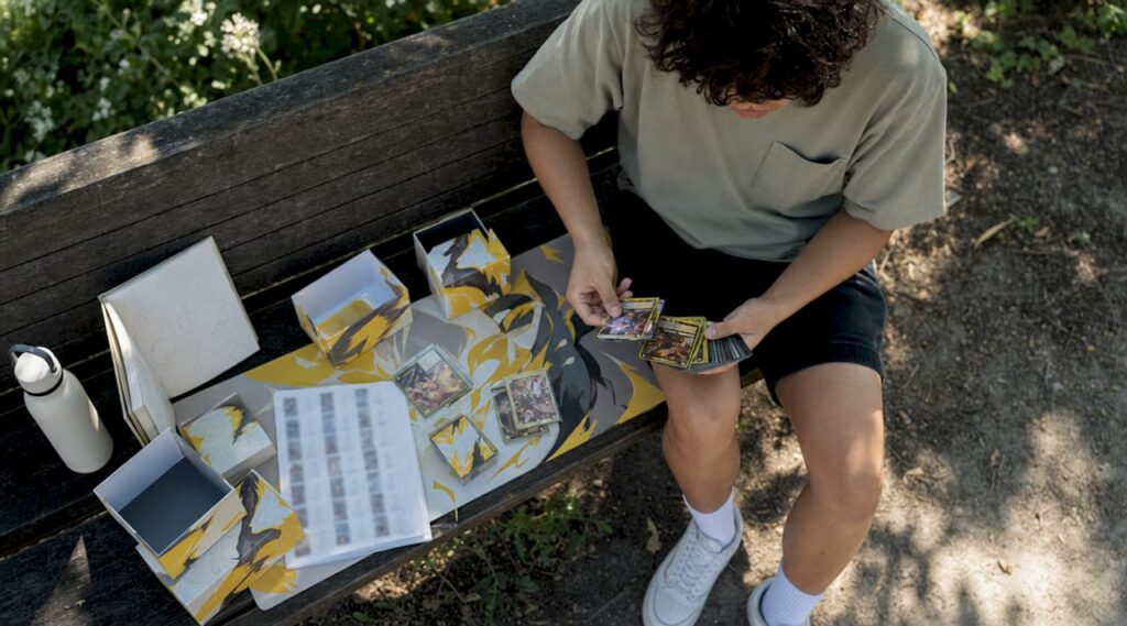 1780624210820PersonunpackingMagicpreconstructeddeckcards JM Cards Une personne en train douvrir un deck préconstruit de cartes Magic