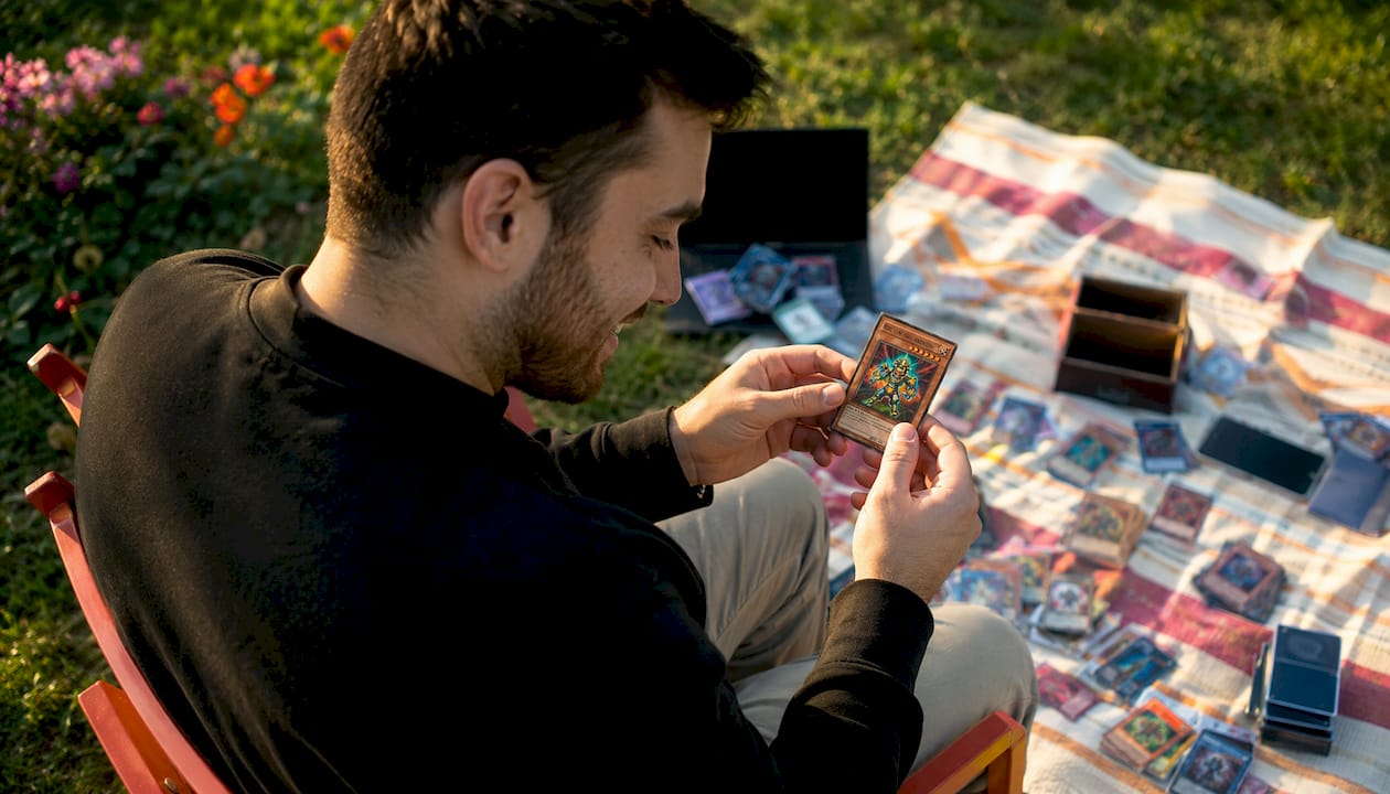Un passionné de cartes en train d’admirer une carte ultra rare