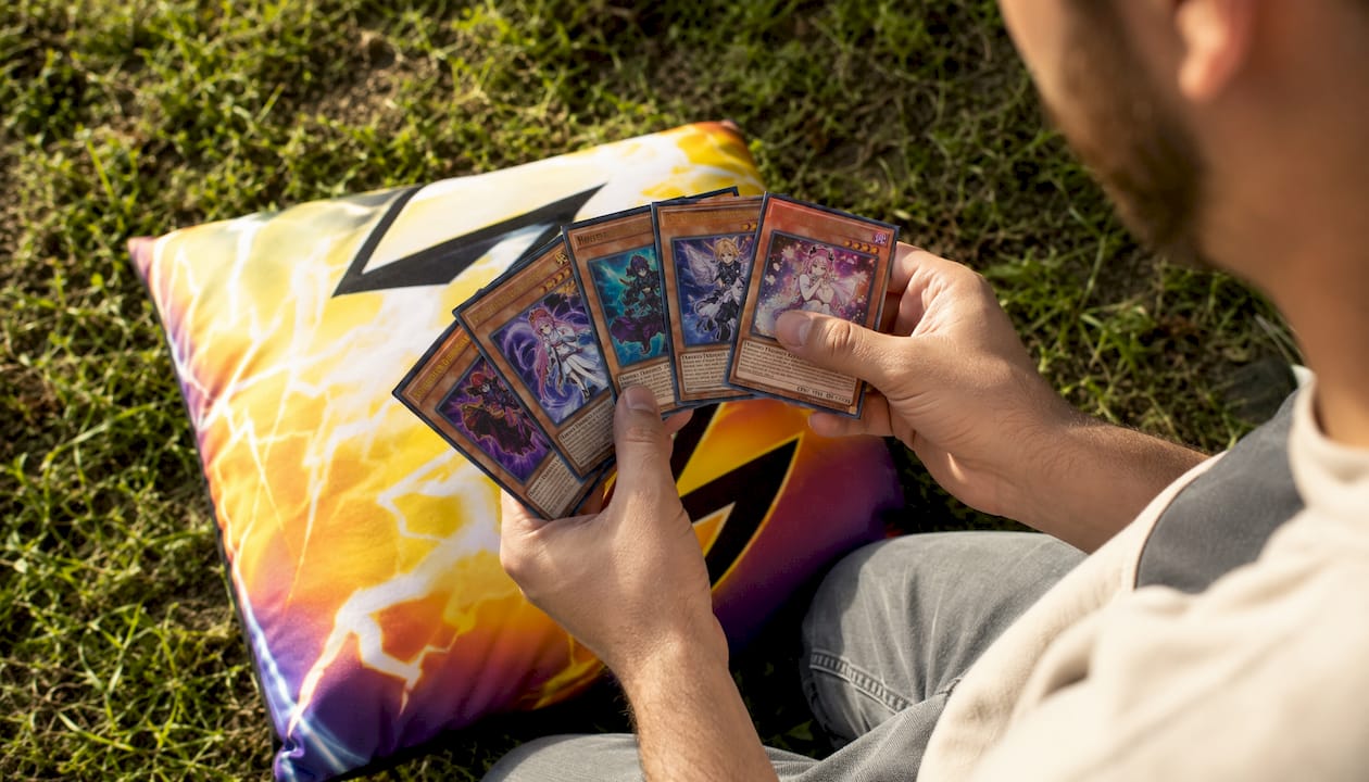 Toujours prêt au bureau avec mes cartes handtrap Yu-Gi-Oh dans la poche.