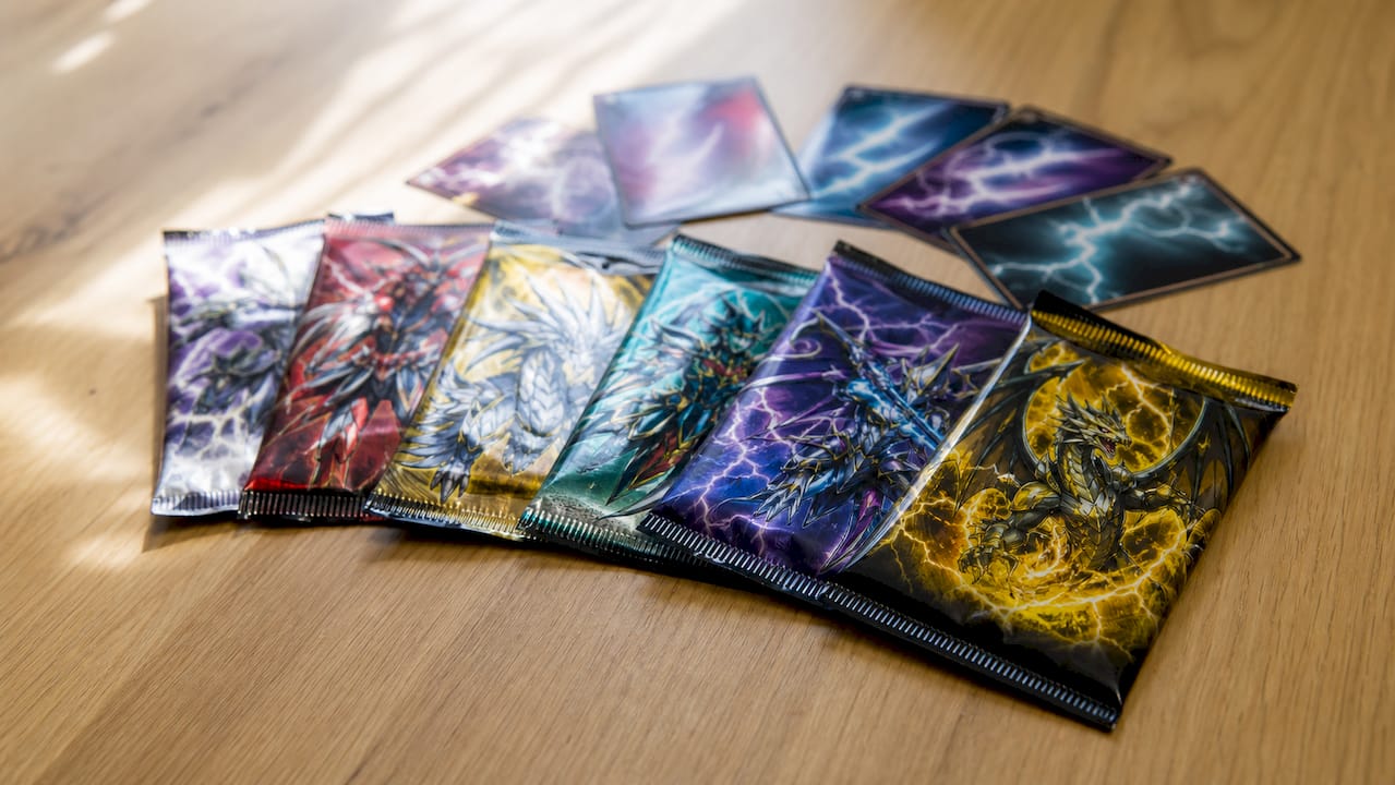 Différents boosters Pokémon soigneusement disposés pour mettre en valeur leur variété.