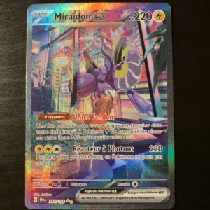 Holographic Miraidon ex Pokémon card with neon city artwork, 220 HP, and Tandem Unite move (French text).
