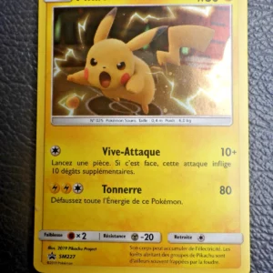 Pikachu Pokémon card: yellow Base Set with Pikachu image, HP 60, moves Vive-Attaque and Tonnerre (80).