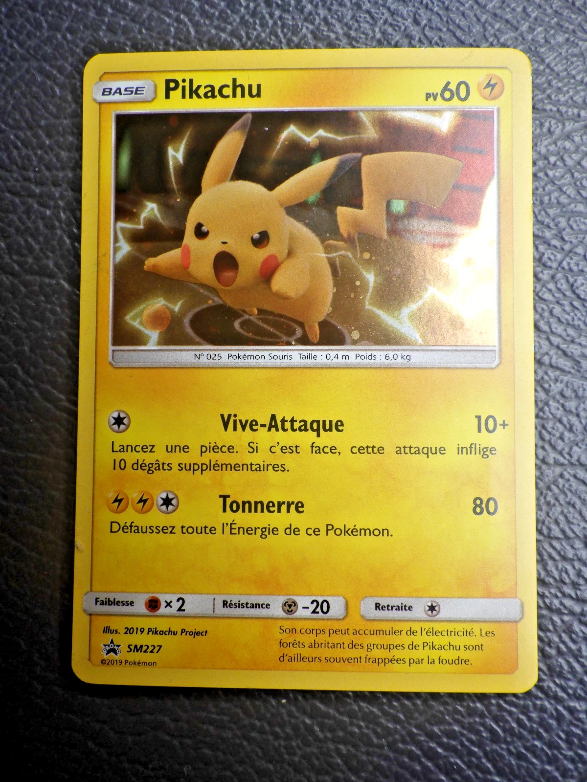 Pikachu Pokémon card: yellow Base Set with Pikachu image, HP 60, moves Vive-Attaque and Tonnerre (80).