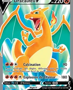 Carte Pokémon Dracaufeu V avec PV 220 montrant un dragon orange criant; attaques Calcination et Explosion de Chaleur—visuel de carte d’énergie.